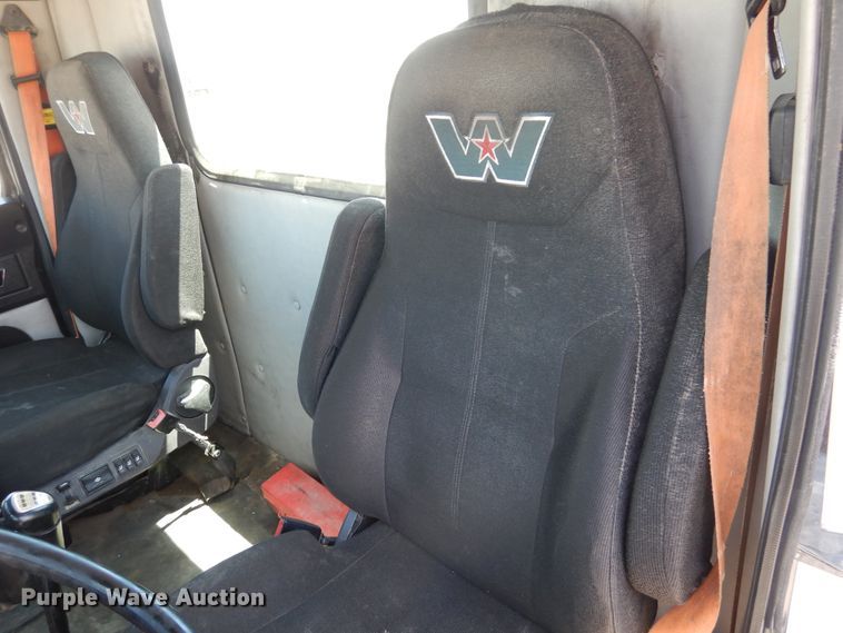 image for item GE9428 2014 Western Star 4900SB  semi truck