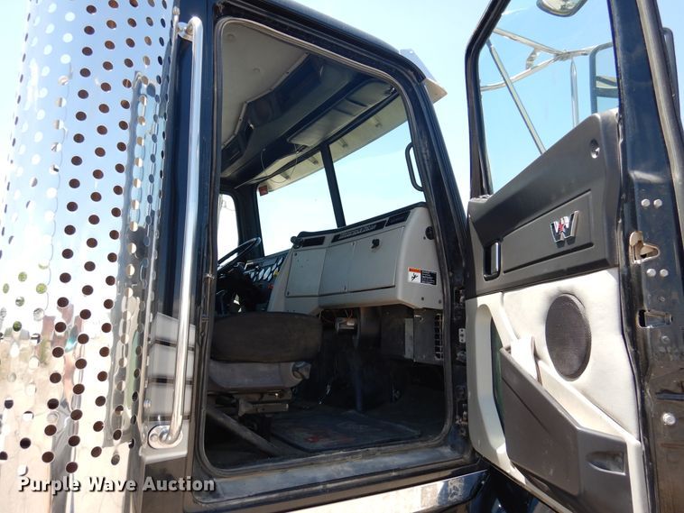 image for item GE9428 2014 Western Star 4900SB  semi truck