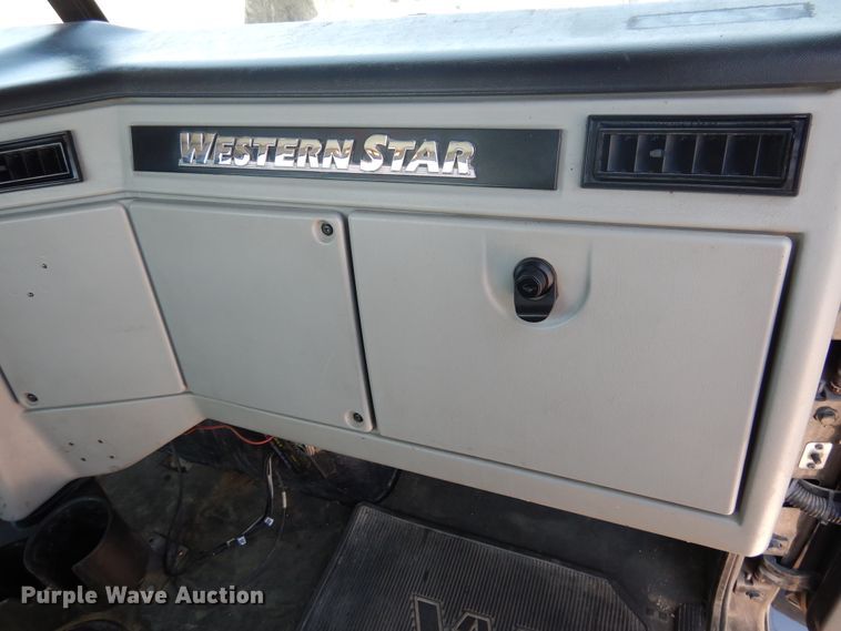 image for item GE9428 2014 Western Star 4900SB  semi truck