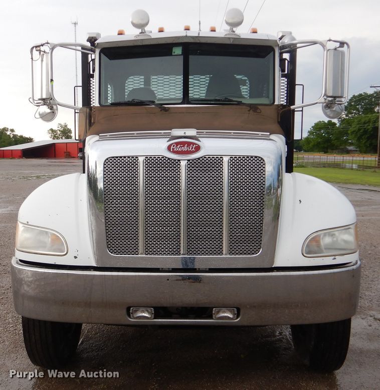 image for item GF9205 2008 Peterbilt 335  flatbed truck