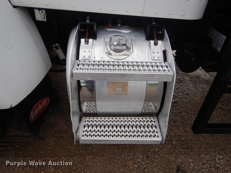 image for item GF9205 2008 Peterbilt 335  flatbed truck