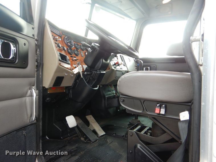 image for item GF9205 2008 Peterbilt 335  flatbed truck