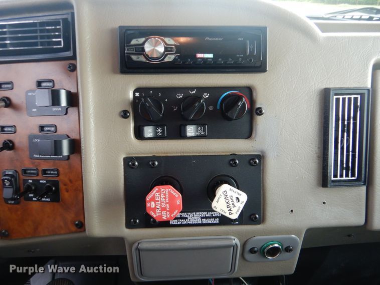 image for item GF9205 2008 Peterbilt 335  flatbed truck