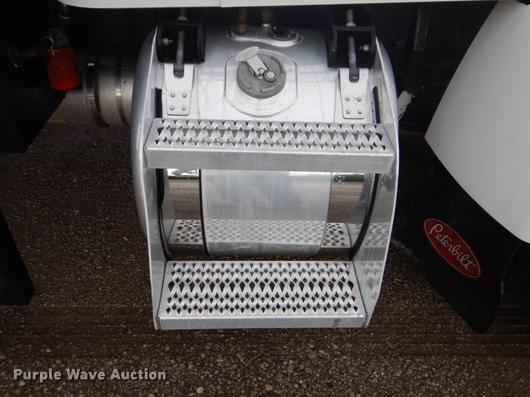 image for item GF9205 2008 Peterbilt 335  flatbed truck