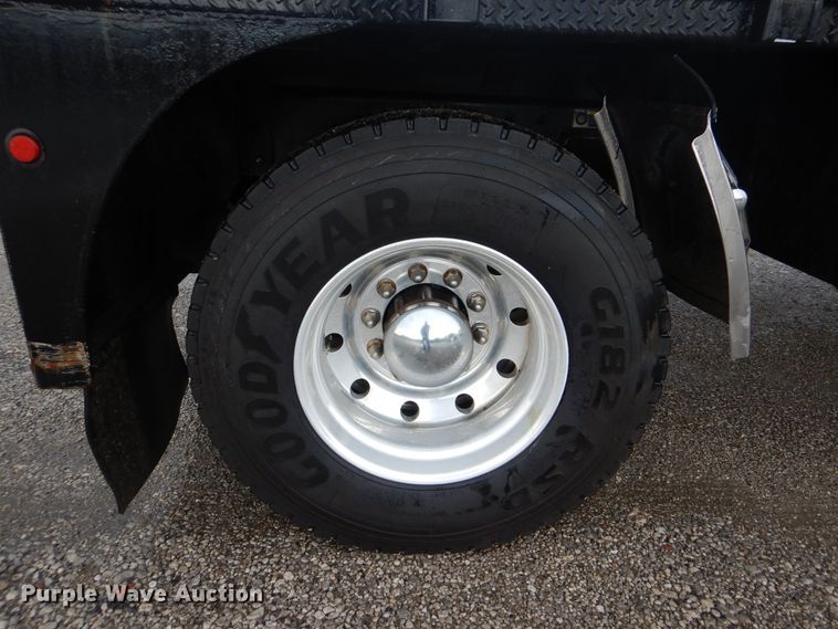 image for item GF9205 2008 Peterbilt 335  flatbed truck