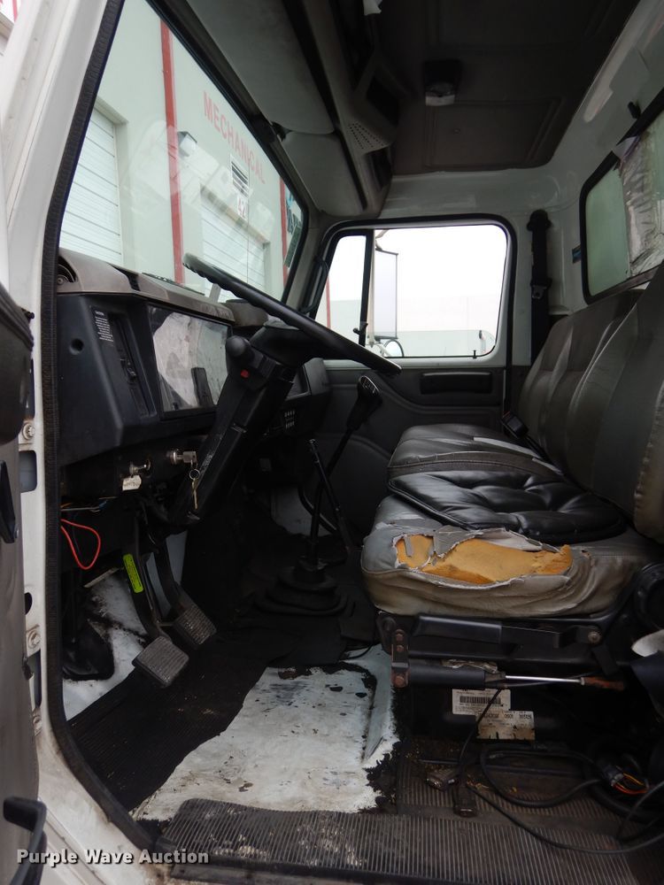 image for item GK9200 2001 International 4700 box truck