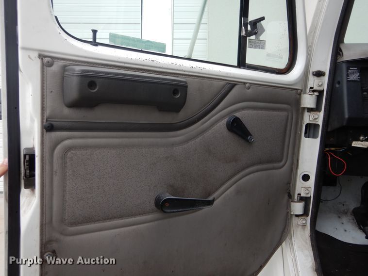 image for item GK9200 2001 International 4700 box truck