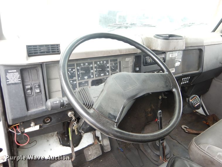image for item GK9200 2001 International 4700 box truck