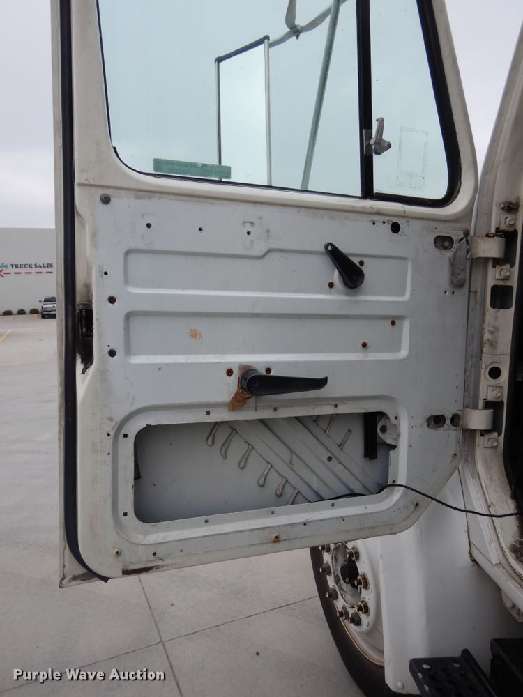 image for item GK9201 1998 International 4700 box truck