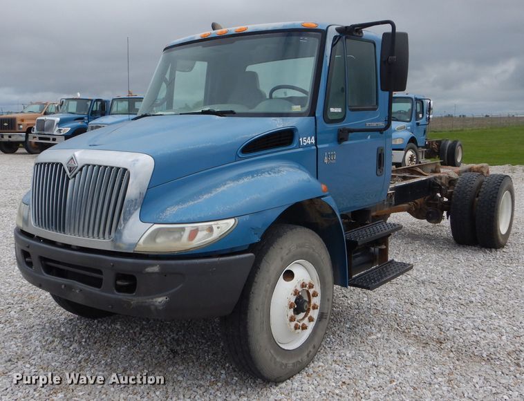 image for item GO9665 2003 International 4300  truck cab and chassis