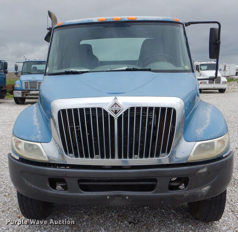 image for item GO9665 2003 International 4300  truck cab and chassis