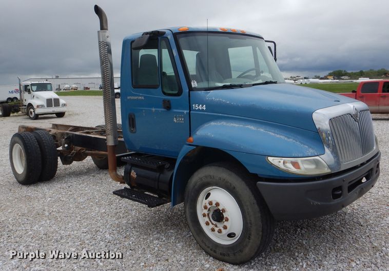 image for item GO9665 2003 International 4300  truck cab and chassis