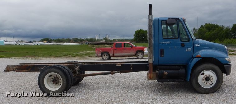 image for item GO9665 2003 International 4300  truck cab and chassis