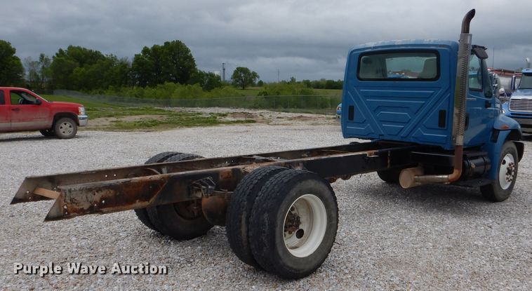 image for item GO9665 2003 International 4300  truck cab and chassis