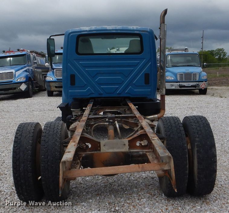 image for item GO9665 2003 International 4300  truck cab and chassis