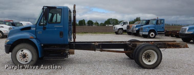 image for item GO9665 2003 International 4300  truck cab and chassis