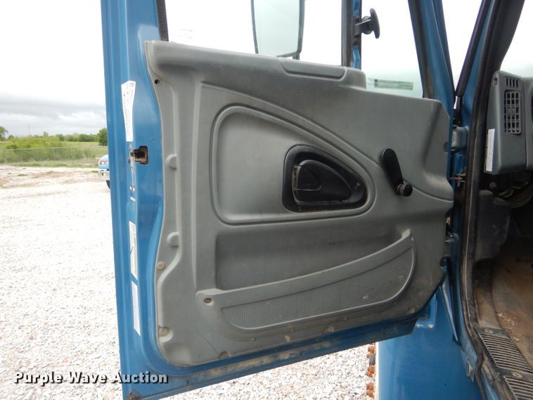 image for item GO9665 2003 International 4300  truck cab and chassis