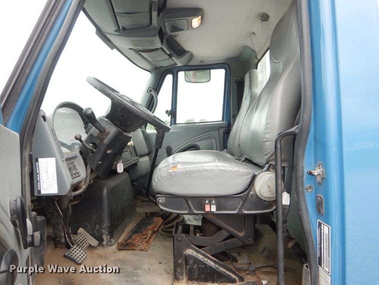 image for item GO9665 2003 International 4300  truck cab and chassis