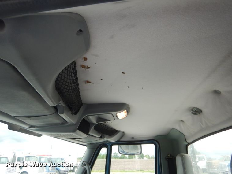 image for item GO9665 2003 International 4300  truck cab and chassis