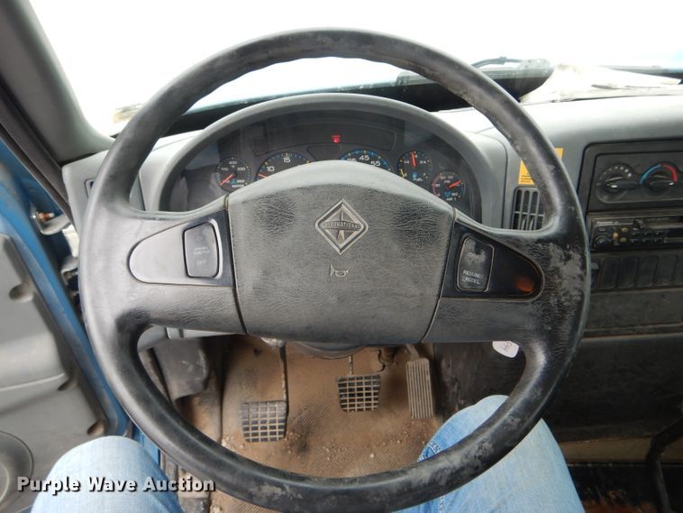 image for item GO9665 2003 International 4300  truck cab and chassis