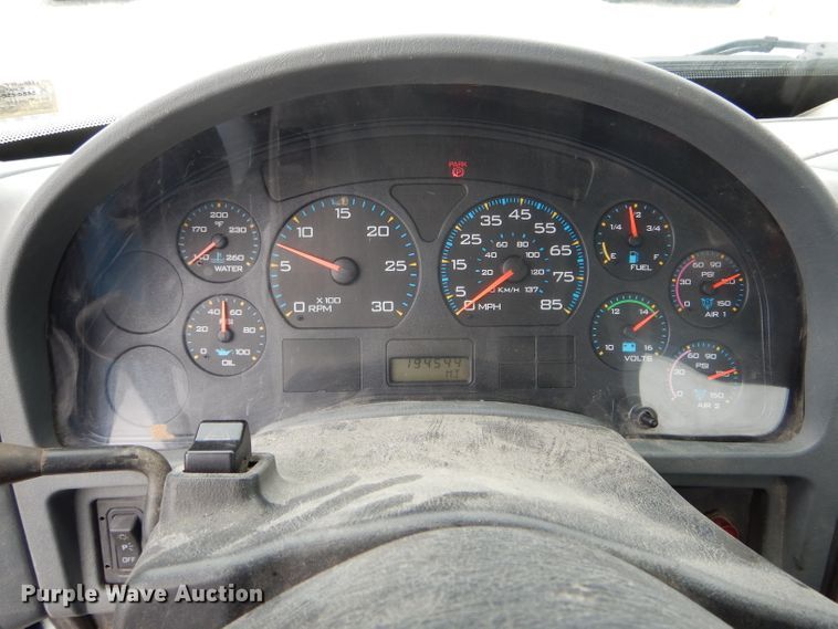 image for item GO9665 2003 International 4300  truck cab and chassis