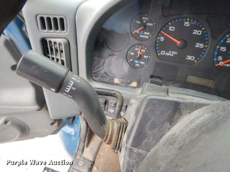 image for item GO9665 2003 International 4300  truck cab and chassis