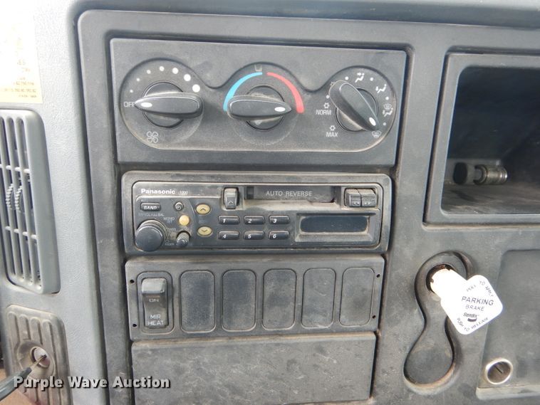 image for item GO9665 2003 International 4300  truck cab and chassis