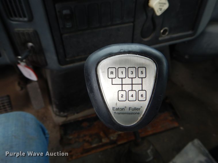 image for item GO9665 2003 International 4300  truck cab and chassis