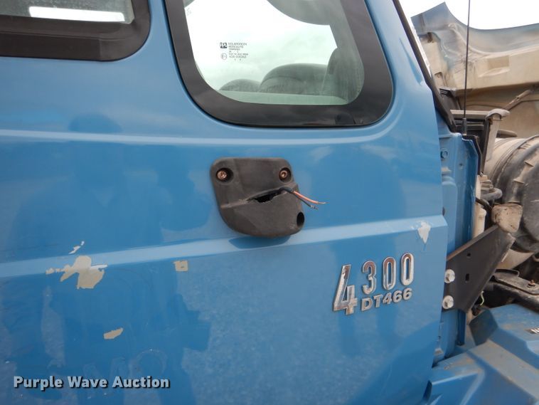 image for item GO9665 2003 International 4300  truck cab and chassis