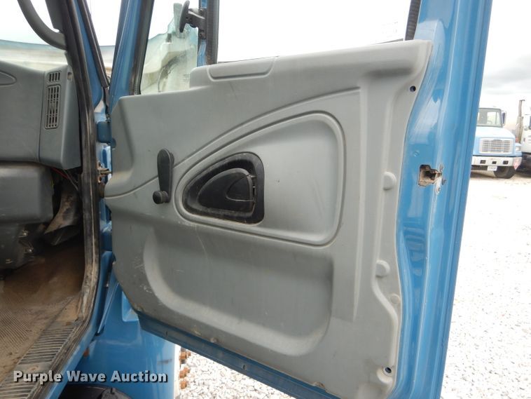 image for item GO9665 2003 International 4300  truck cab and chassis