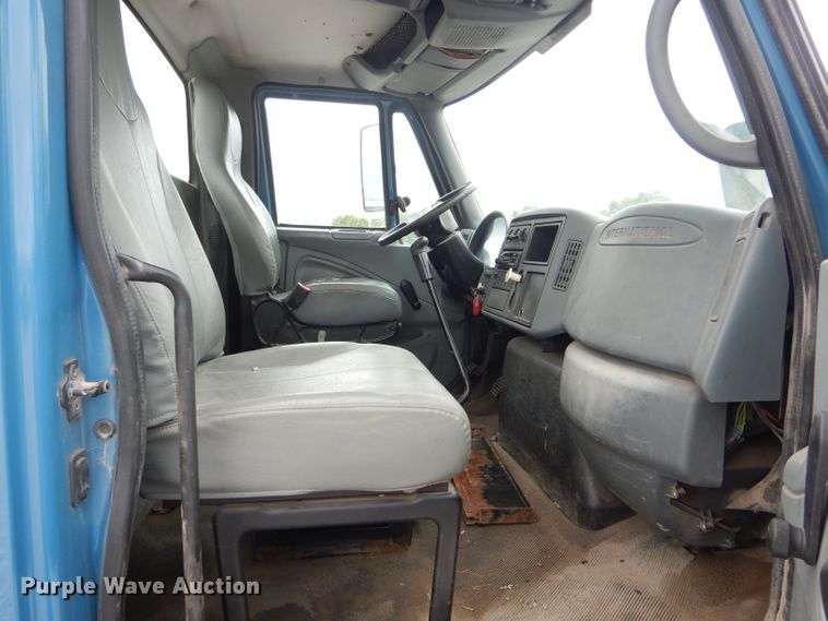 image for item GO9665 2003 International 4300  truck cab and chassis