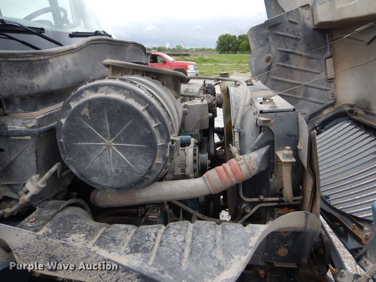 image for item GO9665 2003 International 4300  truck cab and chassis