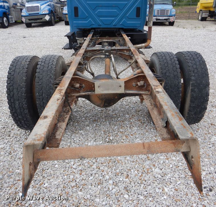 image for item GO9665 2003 International 4300  truck cab and chassis