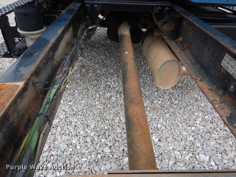 image for item GO9665 2003 International 4300  truck cab and chassis