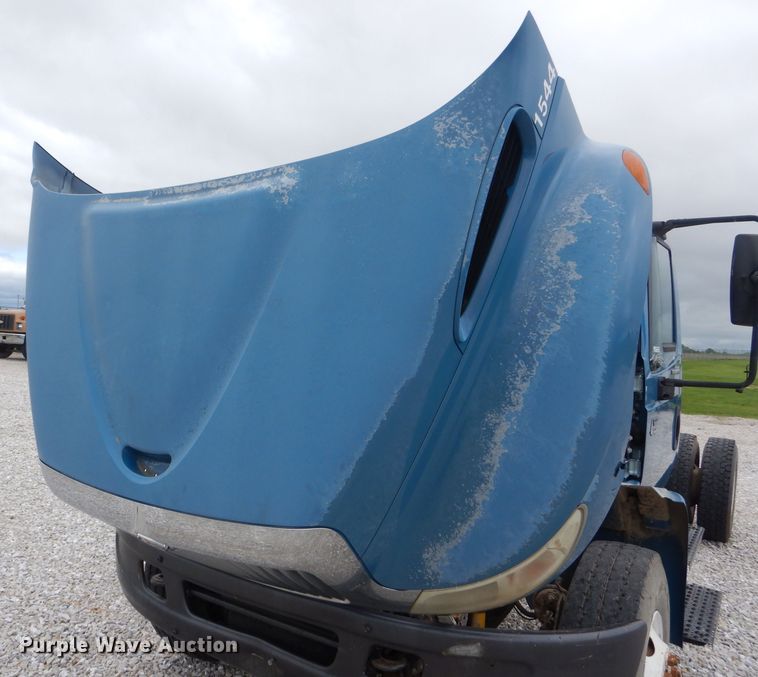 image for item GO9665 2003 International 4300  truck cab and chassis