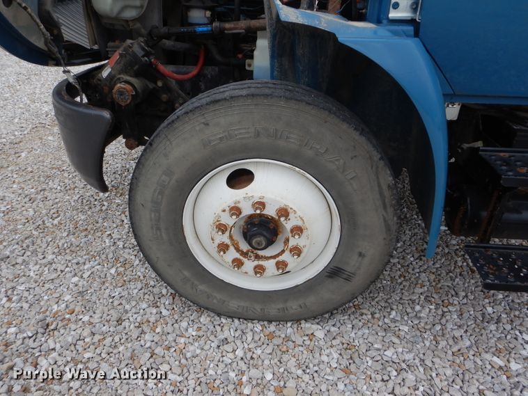 image for item GO9665 2003 International 4300  truck cab and chassis