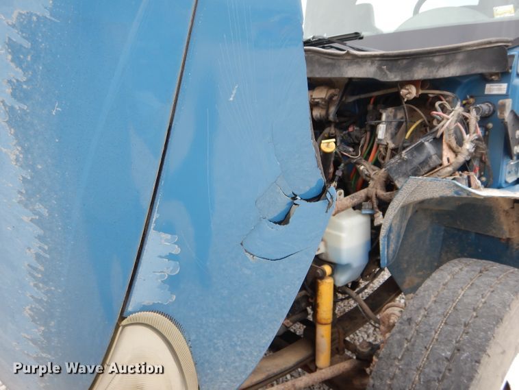 image for item GO9665 2003 International 4300  truck cab and chassis