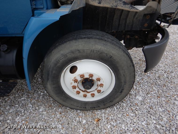 image for item GO9665 2003 International 4300  truck cab and chassis