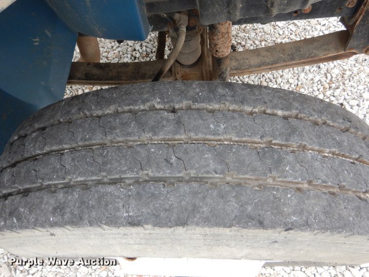 image for item GO9665 2003 International 4300  truck cab and chassis