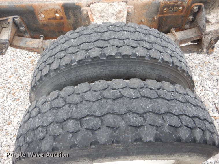 image for item GO9665 2003 International 4300  truck cab and chassis