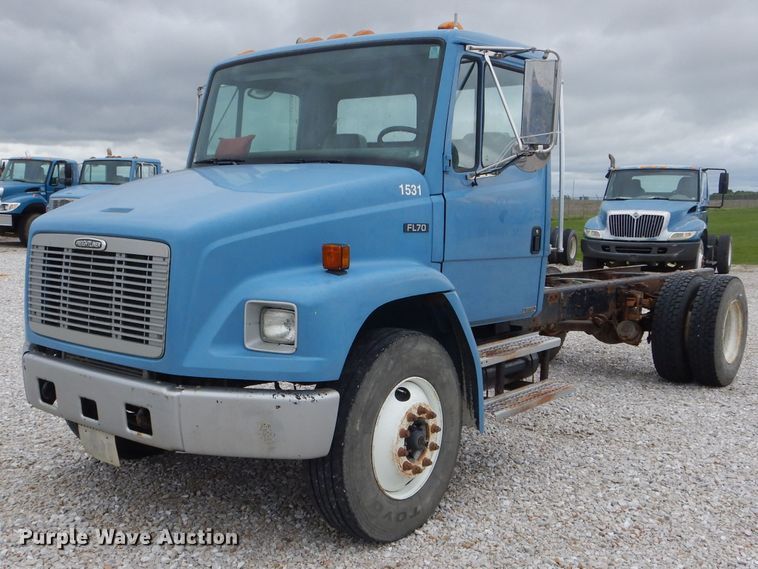 image for item GO9666 2003 Freightliner FL70  truck cab and chassis