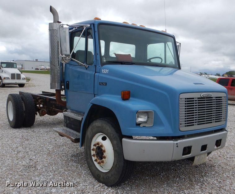 image for item GO9666 2003 Freightliner FL70  truck cab and chassis