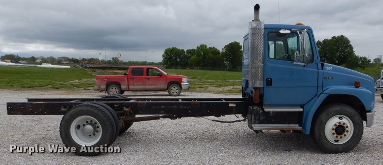 image for item GO9666 2003 Freightliner FL70  truck cab and chassis