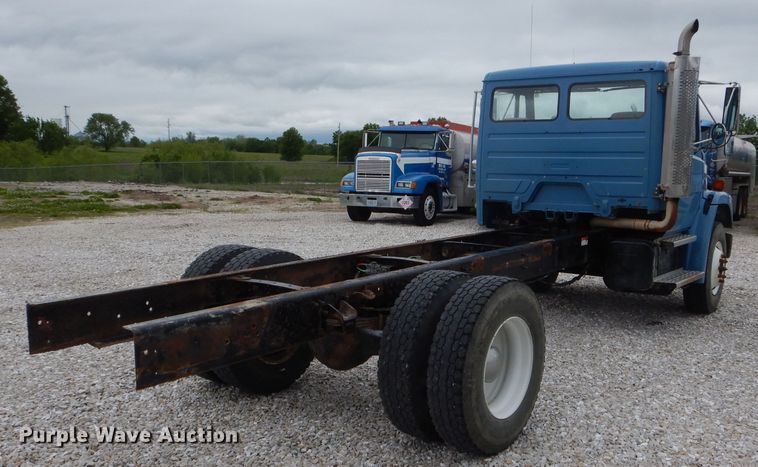 image for item GO9666 2003 Freightliner FL70  truck cab and chassis