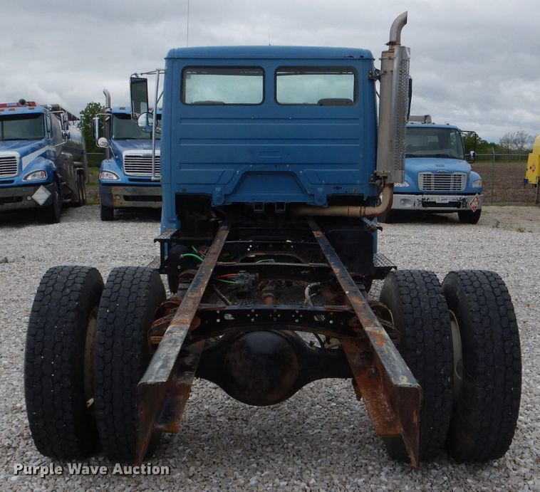 image for item GO9666 2003 Freightliner FL70  truck cab and chassis