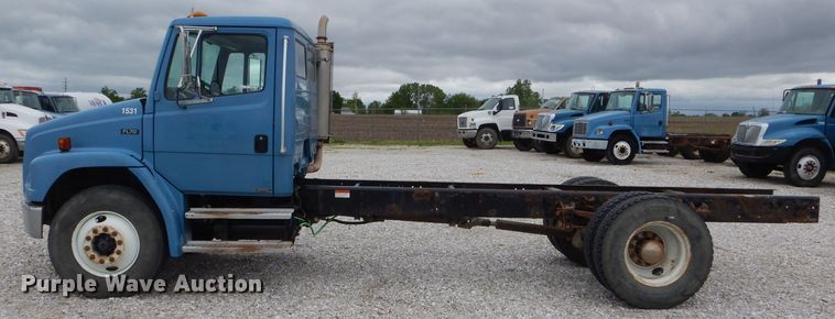 image for item GO9666 2003 Freightliner FL70  truck cab and chassis