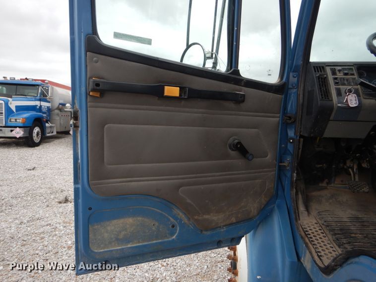 image for item GO9666 2003 Freightliner FL70  truck cab and chassis