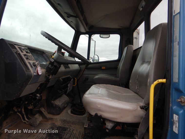 image for item GO9666 2003 Freightliner FL70  truck cab and chassis