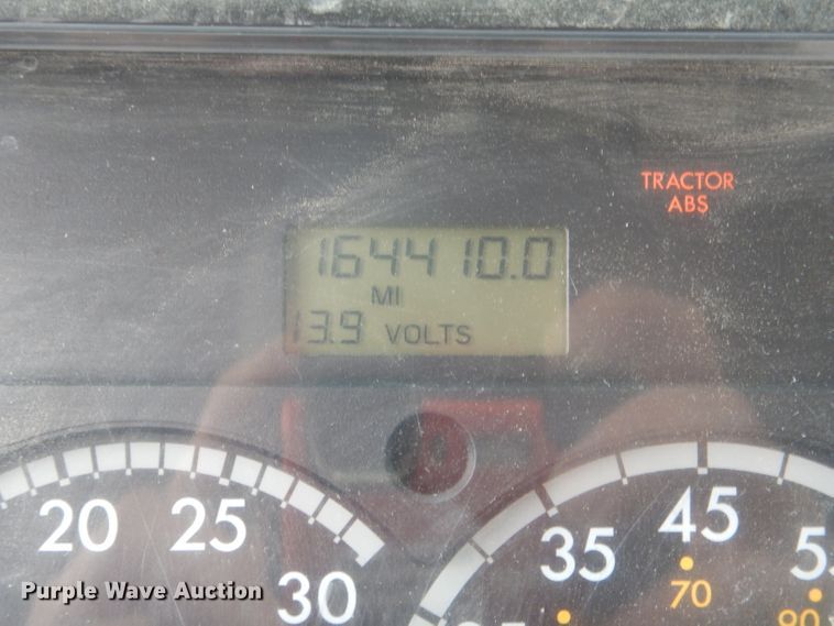 image for item GO9666 2003 Freightliner FL70  truck cab and chassis