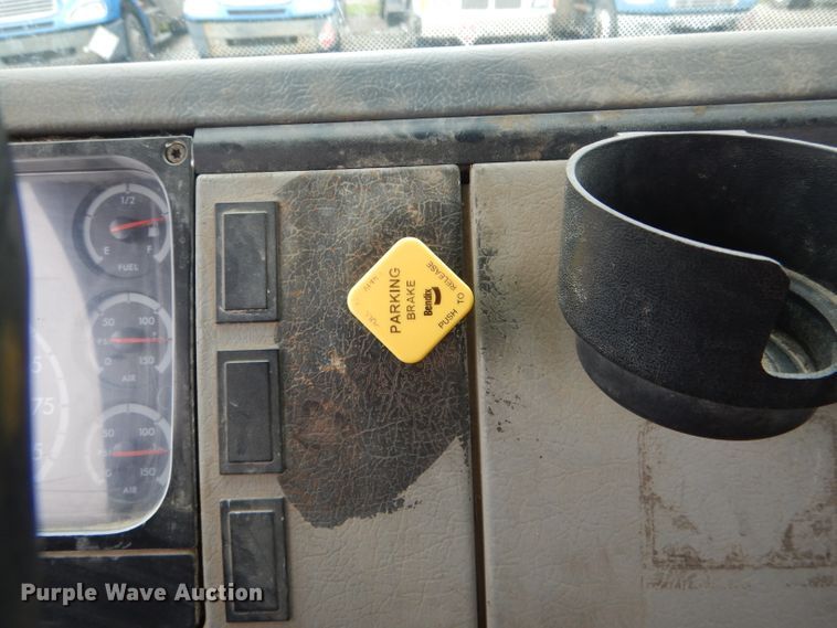 image for item GO9666 2003 Freightliner FL70  truck cab and chassis